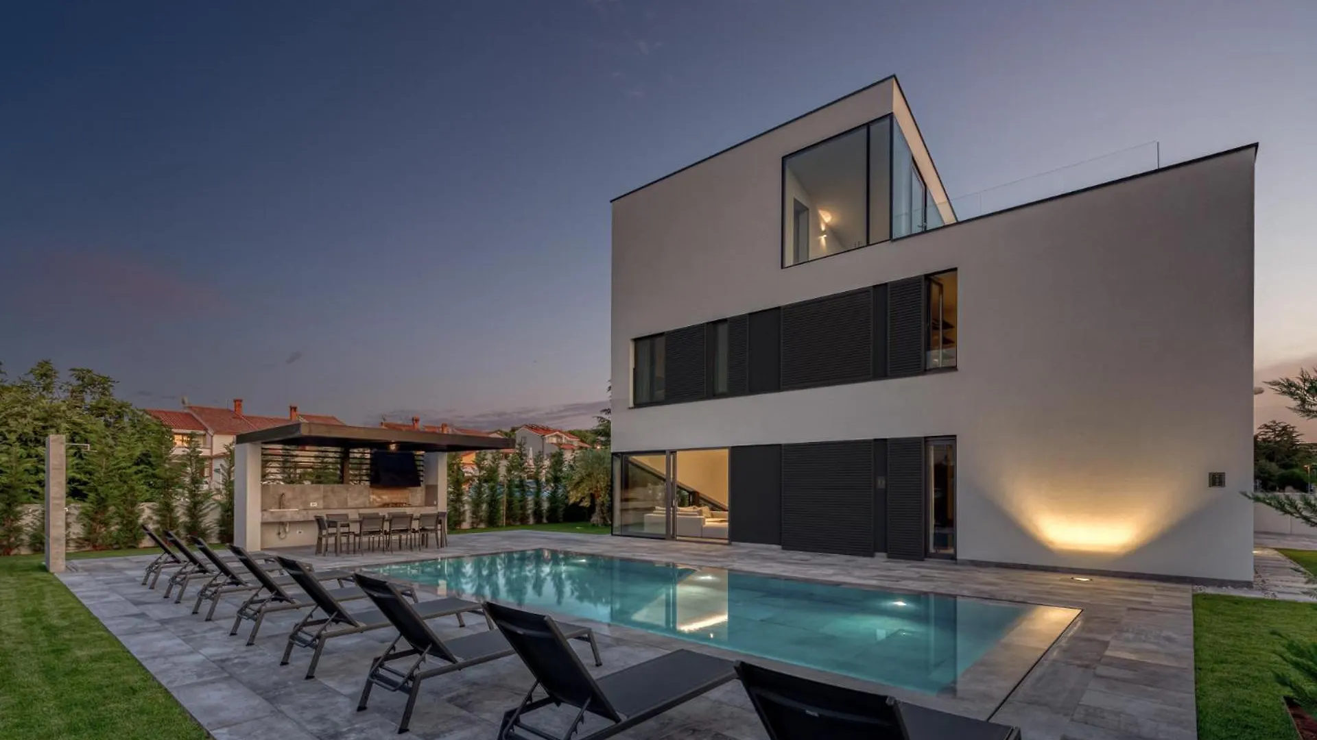 Villa A In Fazana For 8 Plus 2 Persons With Infinity Pool Only 100 Meters From The Sea