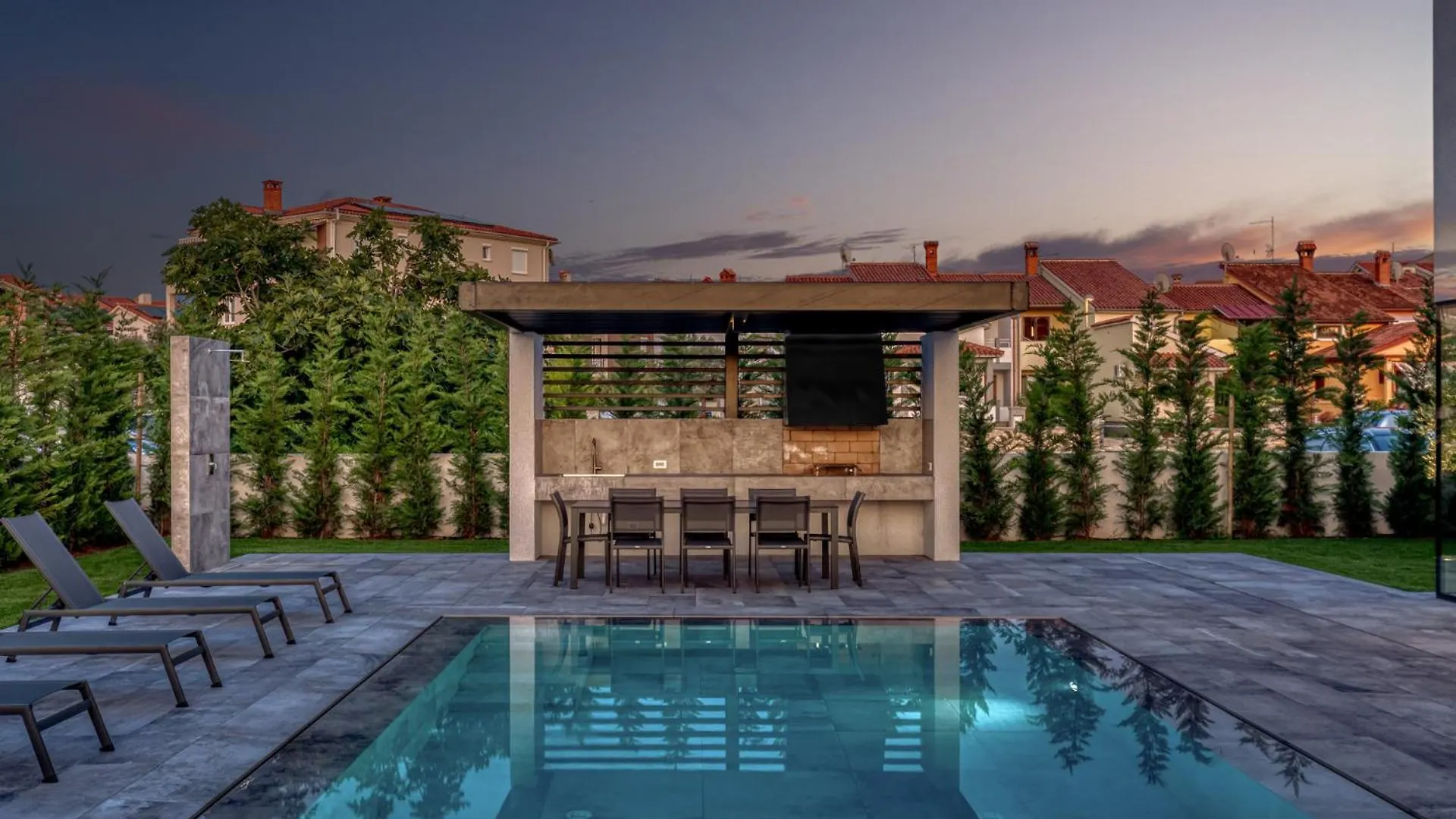 Villa A In Fazana For 8 Plus 2 Persons With Infinity Pool Only 100 Meters From The Sea