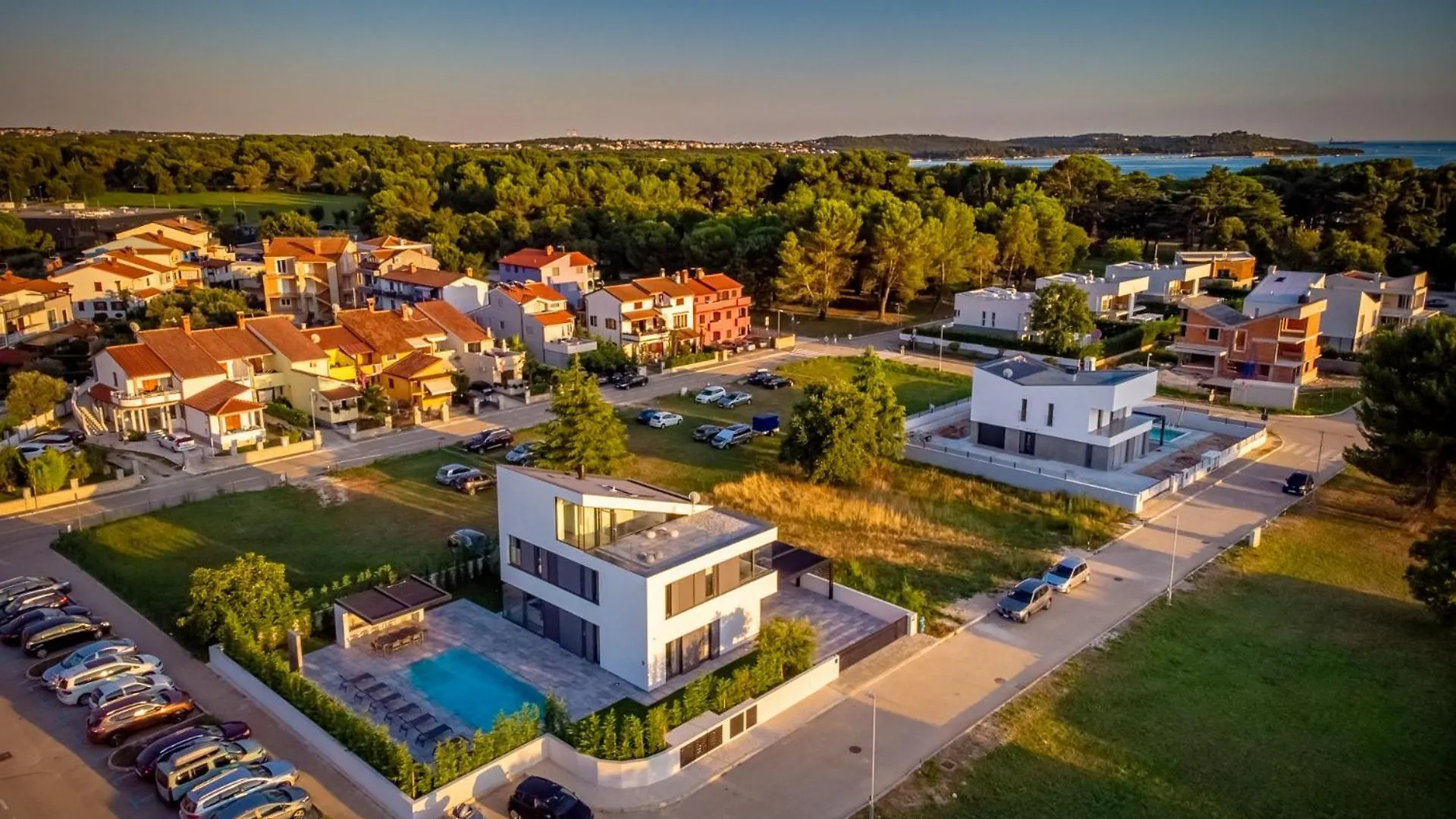 Villa A In Fazana For 8 Plus 2 Persons With Infinity Pool Only 100 Meters From The Sea