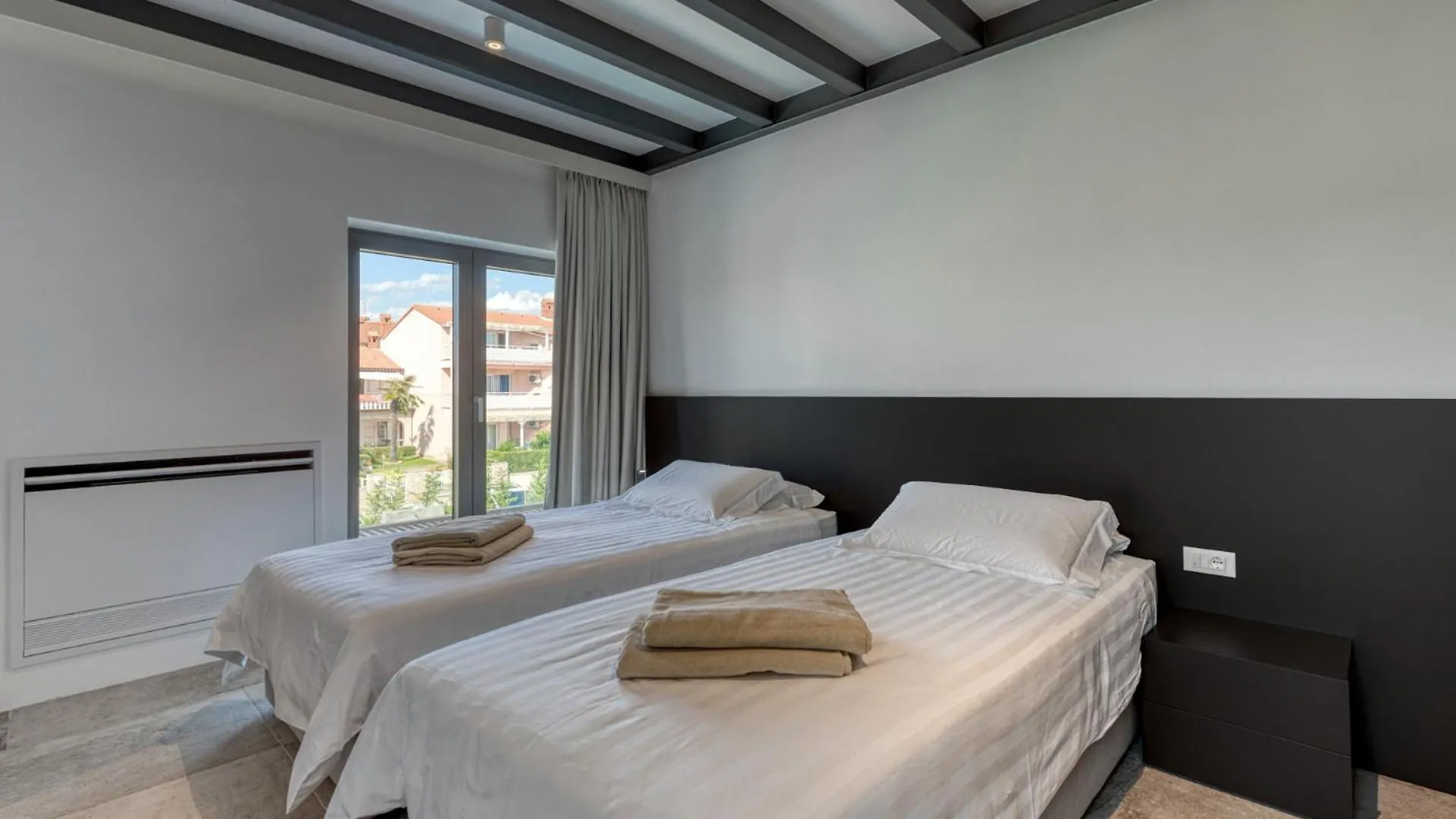 Villa A In Fazana For 8 Plus 2 Persons With Infinity Pool Only 100 Meters From The Sea