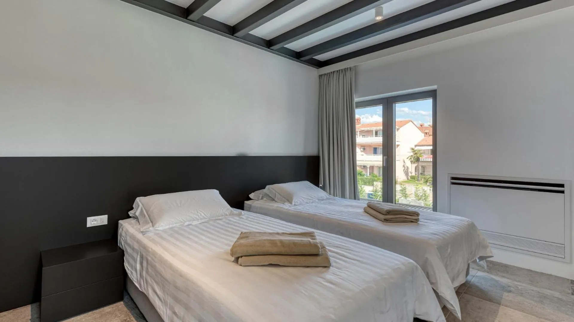 Villa A In Fazana For 8 Plus 2 Persons With Infinity Pool Only 100 Meters From The Sea