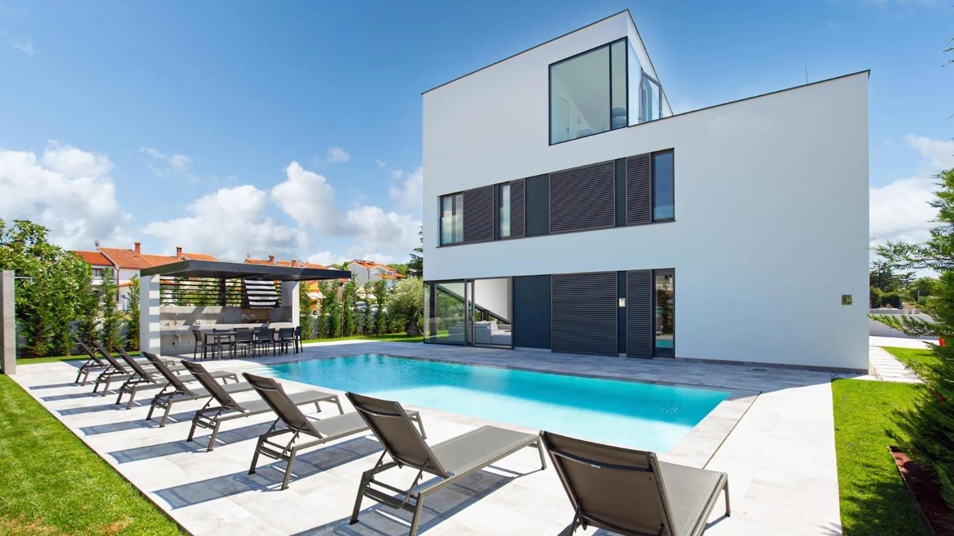 Villa A In Fazana For 8 Plus 2 Persons With Infinity Pool Only 100 Meters From The Sea
