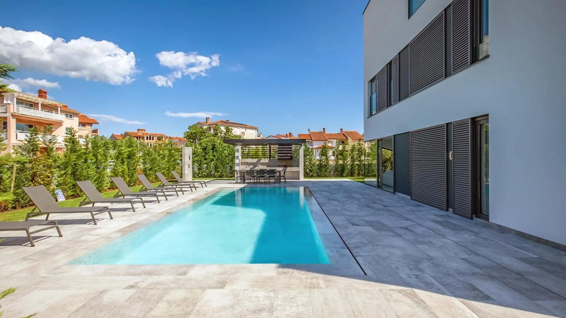 Villa A In Fazana For 8 Plus 2 Persons With Infinity Pool Only 100 Meters From The Sea